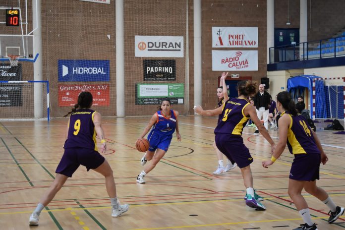 Muy interesante jornada en la Lliga Escribano femenina en la que el Aleris Bàsquet Calvià es un poco más líder tras el importante triunfo en el duelo directo ante el Sant Josep Obrer. Con este resultado, el CTEIB Andratx logra ponerse en segunda plaza en solitario tras imponerse al BM – Benzineres Febrer Martí. La cuarta plaza sigue siendo para el Inmoib Pala Origen, que sigue con su particular racha triunfal de siete partidos seguidos con victoria. En la pelea por entrar en ‘playoff’ se producieron los triunfos claves de Iforavila Gravera Ca’n Alou e Instituto de Fertilidad. También logro la victoria el Bigmat Ses Forques CBJ Llucmajor para tratar de meterse en esa pelea. Ficha técnica: Aleris Bàsquet Calvià 64: 11/15/22/16 Borràs (4), Burguera (15), Font (14), Arredondo (1), Riudavets (8) -cinco inicial- Tollar (7), Bagur (8), Crespí (4), Batalla y Michavila (3). Sant Josep Obrer 59: 16/11/10/22 Fernández (4), Sureda, López (13), Calafell (9), C.Iglesias (9) -cinco inicial- Domingo (10), Amengual (10), J.Iglesias (2), Jiménez (2) y Clemente. Árbitros: Susana Gallego y Aaron Ortega. Sin eliminadas. Anotadores de mesa: Yasmin Gómez y Beatriz Ballester. Pabellón: Pavelló Galatzó. Interesante duelo directo en la zona alta que se acabó llevando el Aleris Bàsquet Calvià para mantener su imbatibilidad. Las visitantes opusieron gran resistencia pero un gran tercer periodo de las de Jordi Fernández abría una brecha en el marcador que se reduciría en el último cuarto aunque no conseguiría voltear el tanto el Sant Josep Obrer. Ficha técnica: Climaigas Menorca – CD Alcàzar 62: 11/15/20/16 De Celis (9), Hernández (8), M.Pons (27), Nogales (4), E.Pons (3) -cinco inicial- Olives (2), Santiago (9), Rotger y Marcuello. Iforavila Àrids i Serveis Gravera Ca’n Alou 68: 9/13/17/29 Vidal (5), Capó (13), Darves (8), Creus (9), Adrover (17) -cinco inicial- Bibiloni (3), Suárez (2), Suñer (2), Rigo (7) y Fornari (2). Árbitros: Martí Seguí y Antonio Ruiz. Eliminaron a la visitante Caterina Capó. Anotadores de mesa: Mar Galán y Marc Gomila. Pabellón: Pabellón Padre Petrus – Sinia Costabella. El Iforavila Gravera Ca’n Alou consigue llevarse la victoria de un partido que domingó en todo momento el Climaigas Menorca – CD Alcàzar hasta que las visitantes lograron una gran remontada en el último parcial. La reacción felanitxera hizo inútil la gran actuación de la local Marina Pons, con 27 puntos. Ficha técnica: Bigmat Ses Forques CBJ Llucmajor 70: 21/21/20/8 Rabanal (6), Puig (11), Huguet (2), Baidez (5), Vila (9) -cinco inicial- Aloy (6), M.Maimó (12), Mut (6), Manresa (6), Vidal (3) y Munar (4). Club Bàsquet Pla 33: 8/9/7/9 Martí (3), Torrens (3), Escura (6), Pomar (8), A.Ruano -cinco inicial- Aparicio (4), Bonnail, Morgado (4), Roig, M.Ruano y Fernández (5). Árbitros: Carlos Horrach y Juan Antonio García Alhambra. Sin eliminadas. Anotadores de mesa: Maria Pujol e Isabel Pérez. Pabellón: Camp Municipal d’Esports de Llucmajor. Contundente victoria del Bigmat Ses Forques CBJ Llucmajor en un partido muy completo de las de Jaume Maimó en ambos lados de la pista. El acierto ofensivo y el trabajo en defensa abría diferencias en la primera mitad para acabar rematando en un escelente tercer periodo. Ficha técnica: Jovent Coinga 44: 14/5/11/14 Giménez (6), J.Pons (7), M.Pons (3), Prieto (3), JJ Pons (9) -cinco inicial- Ametller (5), Garau (7) y Luque (4). Inmoib Palma Origen 58: 16/9/13/20 Marta Bauzà (9), Braque (8), Quesada (8), Marro (8), Marina Bauzà (4) -cinco inicial- Marimon (13), Delgado (8), Márquez y Vera. Árbitros: Joan Gomila y Ernesto Gelabert. Sin eliminadas. Anotadores de mesa: Martí Lluch y Xavier León. Pabellón: Poliesportiu Municipal d’Alaior. Trabajada victoria del Inmoib Palma Origen para mantener su rancha triunfal. Las de Tomeu Adrover fueron por delante prácticamente en todo momento pero la falta de acierto ofensivo mantenía a un combativo Jovent Coinga muy pegado en el marcador y con opciones de victoria. Al final, en un último periodo en el que las visitantes tendrían más efectvidad ofensiva se acabaría decidiendo el triunfo. Ficha técnica: Instituto de Fertilidad 66: 19/17/14/16 Homar (16), Nieto (3), Coll (9), Jerez (8), Jiménez (6) -cinco inicial- Brad (5), Morcillo (2), Cerdà (2), García (12) y Massanet (3). Pulsar-PDV Bàsquetpuig 56: 19/16/8/13 Marí (15), Morillo, González (2), Garrido (14), Tarrés (8) -cinco inicial- Ferrer (2), Palacios (2), Pérez (2), Costa (6) y Ros (5). Árbitros: Julio Molina y José Miguel Cerro. Eliminaron a la visitante Inés Pérez. Anotadores de mesa: Miquel Balaguer y Maria Nieves Antúnez. Pabellón: Poliesportiu Municipal Toni Servera. Victoria importantísima del Instituto de Fertilidad en la pelea por el ‘playoff’. El partido llegaba con tablas al descanso, pero tras el descanso las locales supieron mantener mayor regularidad para tomar la delantera y gestionar la renta obtenida en el tercer periodo. Ficha técnica: CTEIB Andratx 79: 24/17/16/22 Ripoll (2), Ferragut (6), Ramis (7), Pérez (2), Moyà (20) -cinco inicial- Camara (7), Dalmau (4), Piqueras (2), Sans (15), Llodrà (3), Campos (7) y Comas. BM – Benzineres Febrer Martí 60: 13/18/13/16 Martín (3), Mesquida (14), A.Febrer (13), Cabrer (16), M.Febrer -cinco inicial- Riera (4), Andreu (2) y Dugan (8). Árbitros: Airam Govea y Gerard Díaz. Sin eliminadas. Anotadores de mesa: Alexis Pou y Sofia Salom. Pabellón: Pavelló Biel Hurtado. El CTEIB Andratx sacó rédito a un gran inicio de partido para controlar su encuentro ante un BM – Benzineres Febrer Martí, que lo intentaría pero que no lograría acercarse en el marcador con peligro. Con este triunfo, las de José Luis Alberola son segundas en solitario.