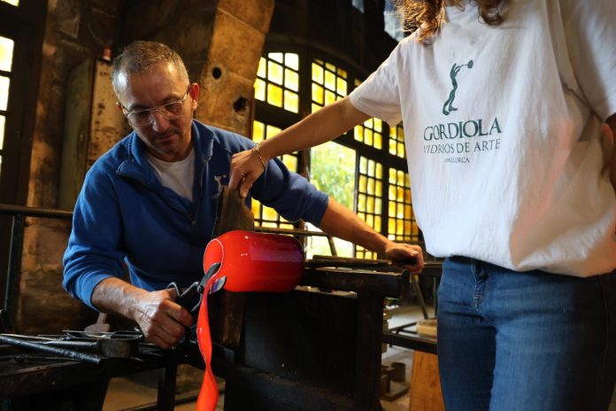 El presidente del Consell de Mallorca visita la fábrica Gordiola con motivo del reconocimiento de la UNESCO