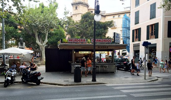 El proyecto de remodelación de la plaça des Mercat mantiene el bar Alaska