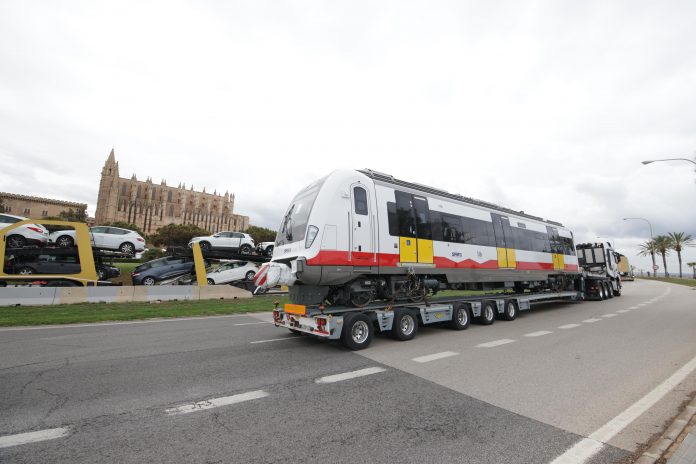 Llega a Mallorca el segundo de los cinco nuevos trenes de SFM