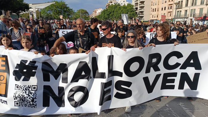 Miles de personas se manifiestan en Palma contra la masificación turística