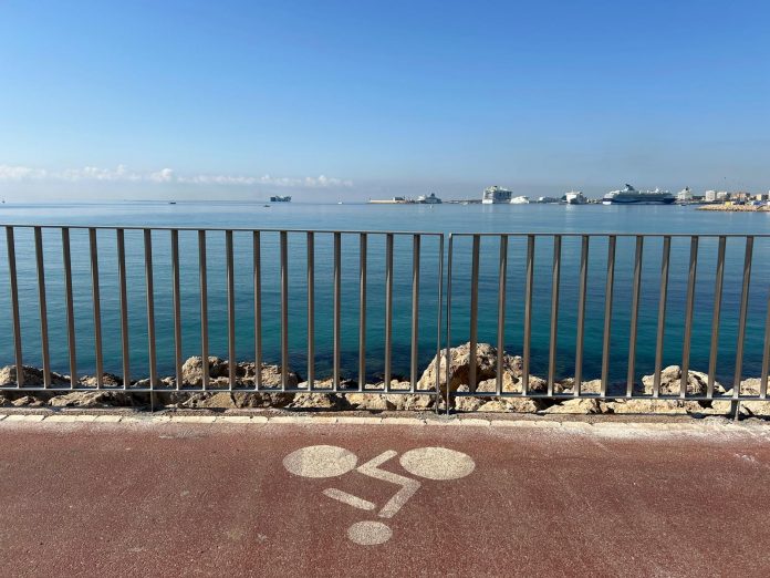 El carril bici de la Avenida Adolfo Suárez del puerto de Palma luce barandillas nuevas