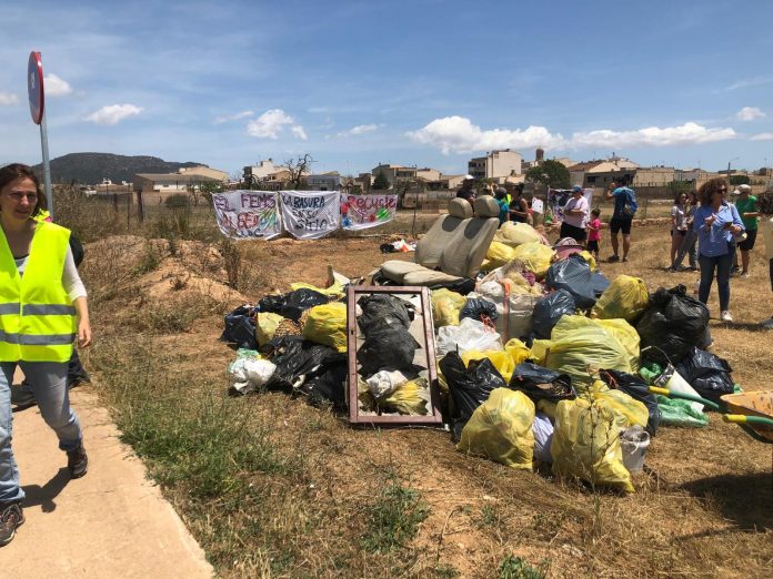 La Plataforma Mallorca Neta i Sana y el Ajuntament de Llucmajor retiran 29 metros cúbicos de residuos del municipio