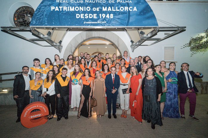 La escuela de negocios Eserp ha celebrado su décima gala de graduación en Mallorca, marcando el fin del curso académico 2023/2024 para los alumnos de Máster, MBA, Programa Executive y Grado Superior. El evento tuvo lugar en el Real Club Náutico de Palma y destacó por su emotividad y reconocimiento a diversas personalidades y entidades de Baleares. Durante la gala, Eserp entregó sus galardones anuales, honrando a figuras destacadas por su contribución en diversos ámbitos: Abderrahim Ouadrassi, presidente de la Fundación Euroafrica, recibió el premio al mérito emprendedor por su labor en promover la cooperación entre Europa y África en áreas como educación, cultura, economía y desarrollo sostenible. OK Mobility fue galardonado con el premio al mérito empresarial, recogido por Othman Kitiri, su fundador y CEO, en reconocimiento a su excelencia en el ámbito empresarial. Isabel Vicens, presidenta ejecutiva de Agromallorca, obtuvo el premio al mérito a la trayectoria empresarial por su esfuerzo continuo y capacidad en el sector hortofrutícola, además de su apoyo a la igualdad y empoderamiento de la mujer en el sector agrario. Estel de Llevant, asociación dedicada a personas con trastornos de salud mental, recibió el premio al mérito entidad social por su trabajo desde 1996 en las comarcas de Llevant y Migjorn de Mallorca. Discurso Inspirador y Reconocimientos Natalia Enseñat, directora ejecutiva de Eserp Mallorca, destacó en su discurso la importancia de la educación, instando a los graduados a considerar la formación como una inversión en sí mismos para afrontar futuros desafíos y oportunidades. Además, se concedieron las Menciones de Honor Dr. José Luis Barquero Garcés, en honor al fundador de Eserp, reconociendo los mejores proyectos y expedientes académicos de los alumnos de Máster y Grado Superior, así como a los mejores ponentes. Una Década de Éxito en Mallorca Desde su apertura en 2013, Eserp ha graduado a más de 500 alumnos de más de 40 nacionalidades en su sede de Mallorca. La gala de este año fue especialmente significativa, celebrando su décima edición tras la interrupción de los eventos presenciales durante la pandemia. Sobre Eserp Eserp Digital Business & Law School, con más de 35 años de experiencia y una red de más de 40,000 antiguos alumnos de más de 100 países, es reconocida como una de las cinco mejores escuelas de negocios de España según Forbes. Con sedes en Madrid, Barcelona y Palma de Mallorca, Eserp mantiene numerosos acuerdos académicos y de movilidad con más de 35 instituciones universitarias de Europa, Asia, EEUU y América Latina. Desde 2021, forma parte de Digitalent Group. La gala concluyó con la tradicional fotografía de grupo, con los recién graduados vistiendo sus bandas de graduación, marcando el comienzo de un nuevo capítulo en sus vidas profesionales.