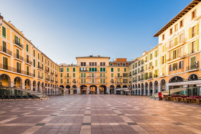 recibe 15 propuestas para la reforma de la plaça Major y su entorno