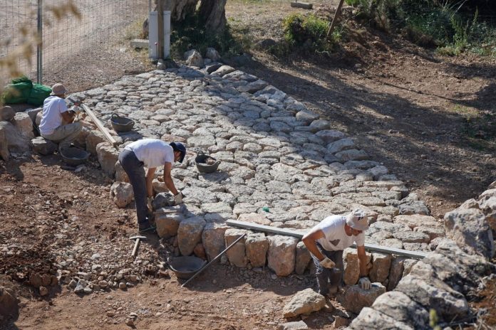 Raixa estrena un vado empedrado que atraviesa el torrente realizado con la técnica de la pedra en sec