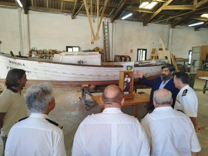 Los «mestres d’aixa» del Consell de Mallorca entregan una capillita para la Virgen del Carmen de la Asociación de Capitanes de Yate de Baleares