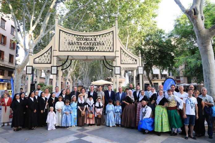 inaugura un arco de triunfo en la Rambla dedicado a santa Catalina Tomàs