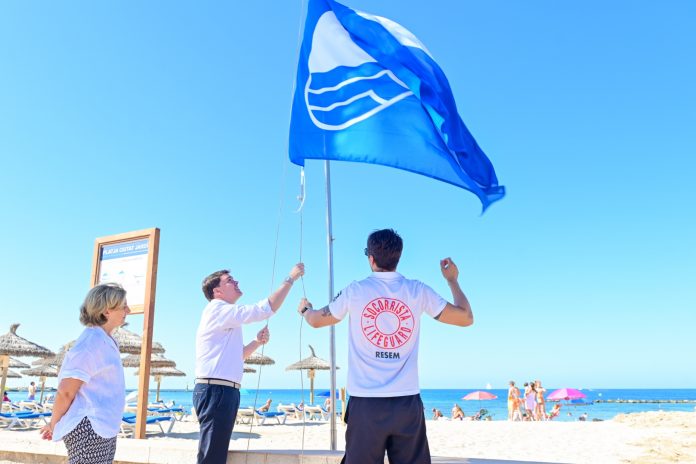 Las banderas azules ya ondean en las playas de Cala Major, Ciutat Jardí y Cala Estancia