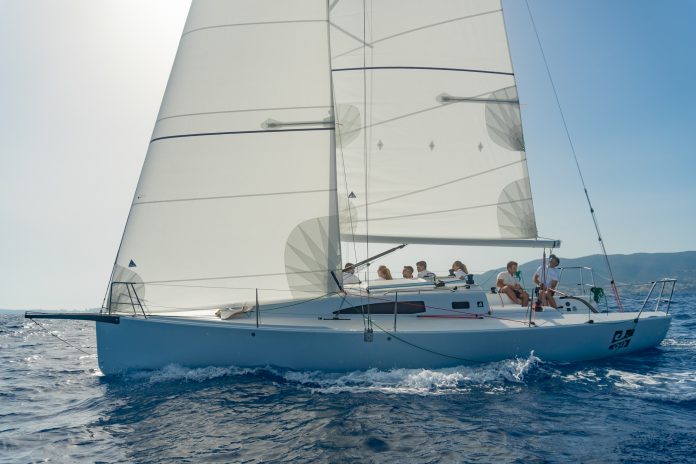 La empresa mallorquina J2 Sailing entrega a la Armada el J/99 que competirá en la Copa del Rey