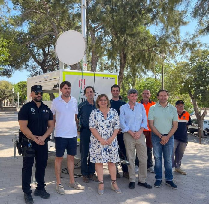 Presentan un centro de telecomunicaciones móvil para áreas remotas y eventos masivos en Baleares