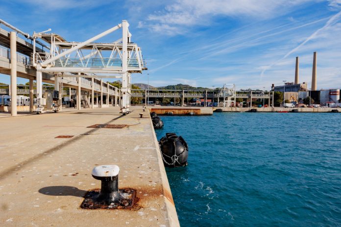 La APB inicia las obras del segundo punto de conexión eléctrica para buques en el puerto de Alcúdia