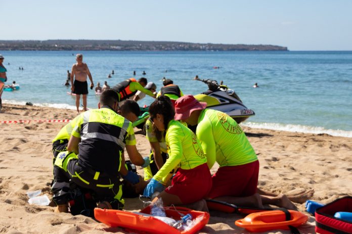 Socorrismo realiza un simulacro de colisión entre dos embarcaciones con múltiples víctimas en Platja de Palma