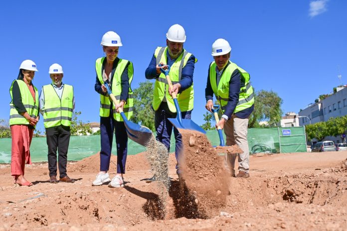 El alcalde pone la primera piedra del nuevo centro de educación infantil de Son Gibert