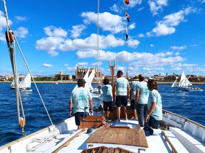 La Balear recibe un emotivo homenaje en su centenario con un gran saludo náutico frente a la Catedral de Palma