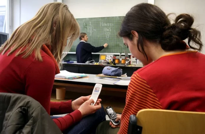 Educació envía a todos los centros educativos de las Illes Balears unas directrices en cuanto al uso de teléfonos móviles en los centros