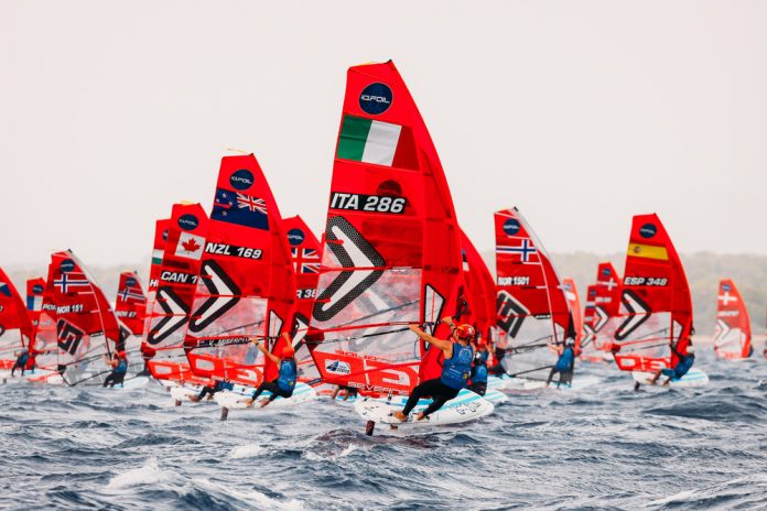 Buen viento en la segunda jornada del Mundial Juvenil de iQFoil en el CN Sa Ràpita