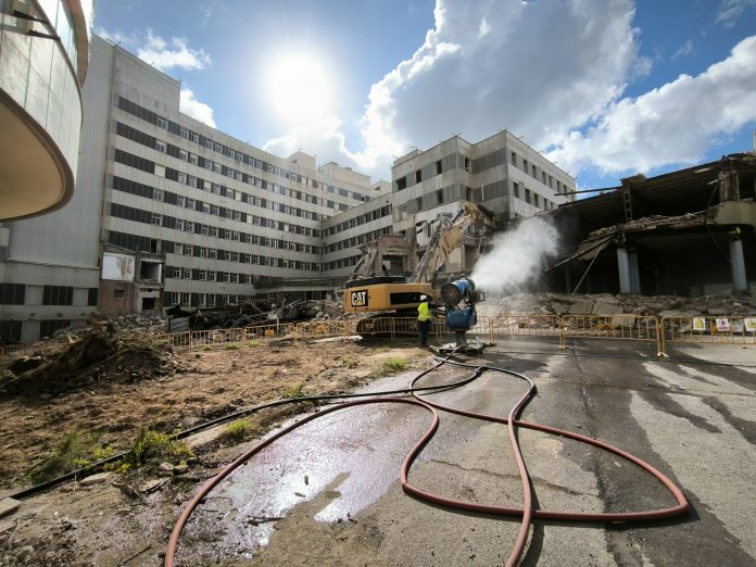 Empieza la demolición del edificio semicircular del antiguo Hospital Son Dureta