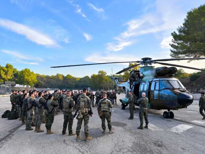 El batallón Filipinas se adiestra con un helicóptero de transporte del Batallón de Helicópteros de Transporte del Mando de Canarias