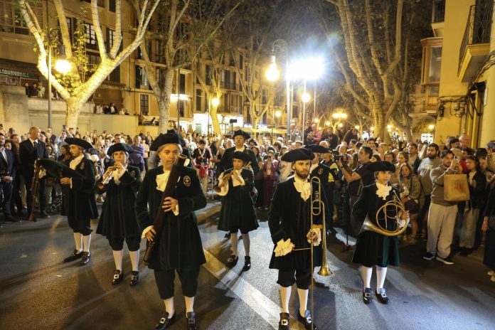 La desfilada del Carro Triunfal de Santa Catalina Tomás llena las calles de Palma en una multitudinaria celebración histórica