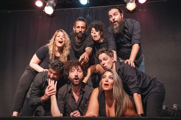 Impro y solidaridad con los afectados por la DANA en el primer aniversario de Escena 101 Este espacio, pionero a nivel mundial por su modelo de gestión colectiva por cinco compañías de impro de Palma, acoge esta semana su fiesta de aniversario y una función solidaria para ayudar a los afectados por la DANA. Palma, 22 de octubre de 2024.- Escena 101, la sala autogestionada por cinco compañías de impro de Palma, celebra este otoño su primer aniversario. Para conmemorar esta fecha, el sábado 9 de noviembre se realizará una función especial de aniversario, seguida de una Jam de Impro. El domingo 10, la programación incluye una función solidaria cuya recaudación se destinará íntegramente a los afectados por la DANA que recientemente ha golpeado la Comunitat Valenciana. Las entradas para ambos eventos están disponibles en www.escena101.com. La sala, ubicada en la calle Arxiduc Lluís Salvador, 101, abrió sus puertas el 10 de noviembre de 2023 y, desde entonces, ha ofrecido una programación constante de improvisación teatral en diversos estilos. Cada fin de semana, las cinco compañías residentes —Monstruas, Impro Camaleónicos, OlvídaloTodo, Mutis Impro y Visitas Impro— presentan funciones, además de realizar talleres y clases regulares. En este primer año, miles de espectadores han disfrutado de sus más de cien espectáculos, y han visitado el espacio prestigiosos improvisadores nacionales e internacionales. Sobre Escena 101 Escena 101 es el primer teatro a nivel mundial que funciona mediante la gestión colectiva de varias compañías de improvisación teatral. Liderado por los improvisadores Diego Ingold, Marina March, Kike Oliver, Rachel Bustos, Jose García, Oliver Romero, Carito Delgado y Lalo Garau, el proyecto destaca por su enfoque comunitario, donde cada miembro aporta su experiencia y pasión por el teatro de improvisación. La sala acoge una programación continua de impro, incluyendo actuaciones de compañías invitadas y otros eventos especiales. El nombre 