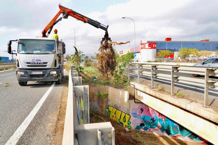 El área de Infraestructures trabaja en la limpieza del torrent Gros y Na Bàrbara tras las lluvias del fin de semana