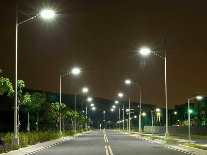 Cort aprueba la sustitución a LED de 1.663 puntos de luz en cinco zonas de Palma El proyecto, con una inversión cercana a los 1,1 millones de euros, mejorará la eficiencia energética y se ejecutará en un plazo de seis meses. Palma, 6 de noviembre de 2024 - La Junta de Govern ha aprobado este miércoles los trabajos de sustitución a luminarias LED en 1.663 puntos de luz repartidos en cinco zonas de la ciudad. La inversión total del proyecto es de 1.092.645 euros y el plazo de ejecución para completar las actuaciones es de seis meses. Mejora de la eficiencia y sostenibilidad El proyecto responde a la necesidad de reemplazar farolas con tecnología antigua y anticuada, para las que ya no se encuentran recambios y que, en muchos casos, han alcanzado el final de su vida útil. Además, la sustitución a LED permitirá solucionar deficiencias detectadas en los niveles de iluminación, ofreciendo una opción más eficiente, sostenible y económica a largo plazo. Actuaciones por zonas Las obras se llevarán a cabo en cinco áreas concretas de Palma, con el siguiente desglose: Bons Aires: Se sustituirán 352 puntos de luz, con una inversión de 229.884 euros. Santa Catalina: Se cambiarán 322 luminarias, con un coste de 178.306 euros. Son Armadams: Se renovarán 185 puntos de luz, con un presupuesto de 169.899 euros. Plaza de Toros: Se sustituirán 418 luminarias, con una inversión de 230.228 euros. El Terreno: Se cambiarán 386 puntos de luz, con un coste de 284.328 euros. Sostenibilidad y ahorro energético Con esta intervención, el Ajuntament de Palma no solo busca mejorar la calidad de la iluminación en las calles afectadas, sino también avanzar hacia una ciudad más sostenible. Las nuevas luminarias LED reducirán el consumo energético y contribuirán a disminuir las emisiones de CO₂, alineándose con los objetivos medioambientales de la ciudad. El proyecto forma parte del plan de renovación de infraestructuras públicas y de eficiencia energética que Cort está implementando para mejorar los servicios y reducir los costes a futuro, beneficiando tanto a los residentes como a la administración municipal.