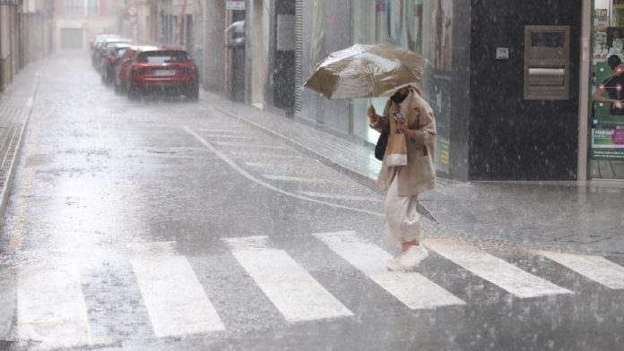 Protección Civil y Emergencias alerta por precipitaciones intensas en Baleares y la costa mediterránea