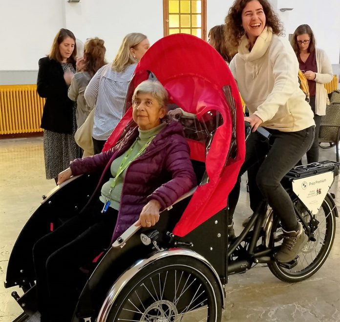 La Llar d’Ancians pone en marcha el proyecto «En bici sin edad» para combatir la soledad y reconectar con la comunidad