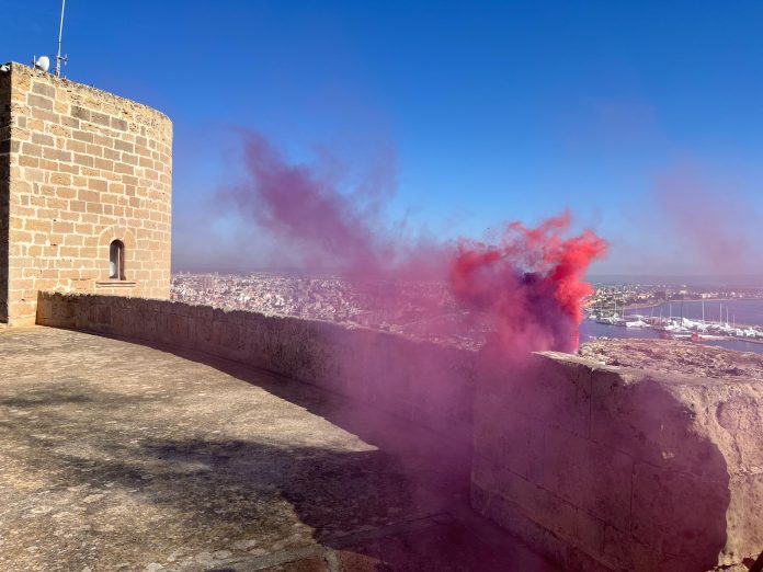 Un total de 96 torres, talaies y talaiots se iluminan en Mallorca por los derechos humanos