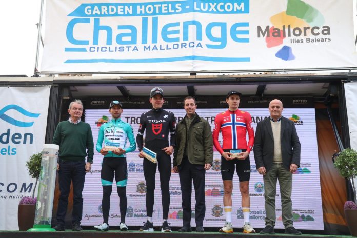 Llorenç Galmés entrega el Trofeo Serra de Tramuntana en la Challenge Ciclista Mallorca