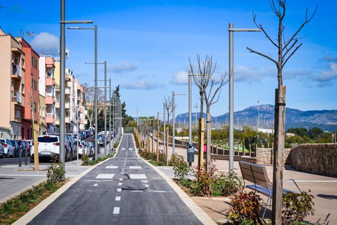 El alcalde de Palma visita la Sínia d’en Gil tras la primera fase de su reforma para mejorar la urbanización y la accesibilidad